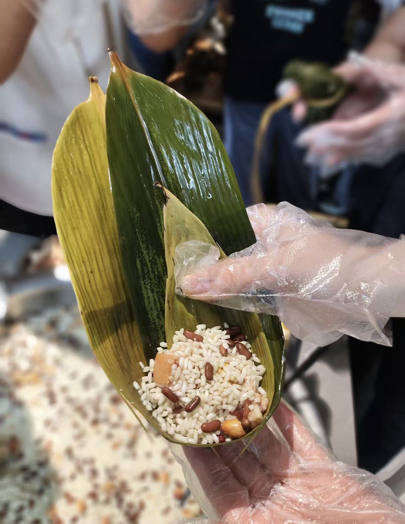 Foglie di riso profumate, legame di squadra duraturo: un resoconto dell'evento di team building del Dragon Boat Festival di Yibaling